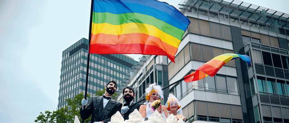 Die US-Botschaft feiert die US-weite Einführung der Ehe für alle auf dem Berliner CSD im Jahr 2015.