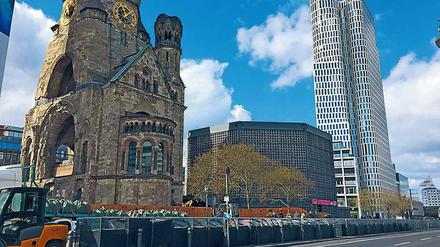 Anti-Terror-Sperren am Breitscheidplatz in Berlin-Charlottenburg.