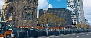 Anti-Terror-Sperren am Breitscheidplatz in Berlin-Charlottenburg.