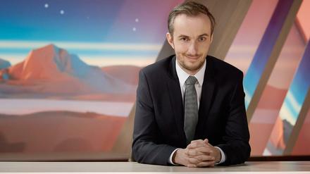 Jan Böhmermann sitzt in der Kulisse seiner Show «Neo Magazin Royale».