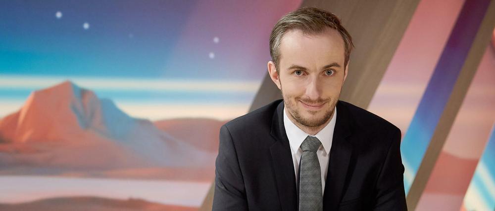 Jan Böhmermann sitzt in der Kulisse seiner Show «Neo Magazin Royale». 