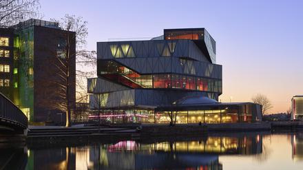 Das Gebäude des Science Centers Experimenta in der Abenddämmerung.