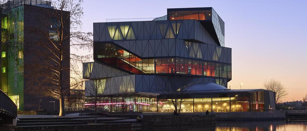 Das Gebäude des Science Centers Experimenta in der Abenddämmerung.