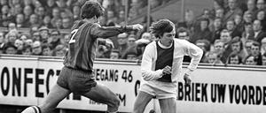 König in Aktion. Cruyff (r.) in einem Ligaspiel gegen Haarlem. 