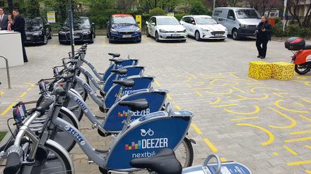 Leihräder, Elektroroller und verschiedene Mietwagen stehen am "Hub" in der Kreuzberger Prinzenstraße bereit. 