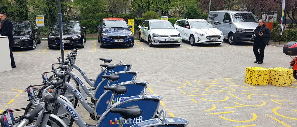 Leihräder, Elektroroller und verschiedene Mietwagen stehen am "Hub" in der Kreuzberger Prinzenstraße bereit.