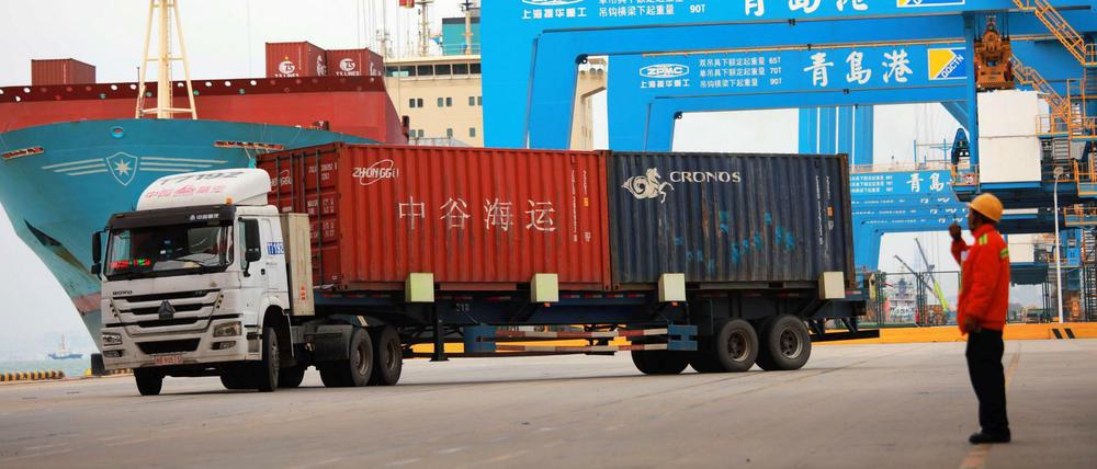 Im Hafen von Qingdao in China werden Container verladen.