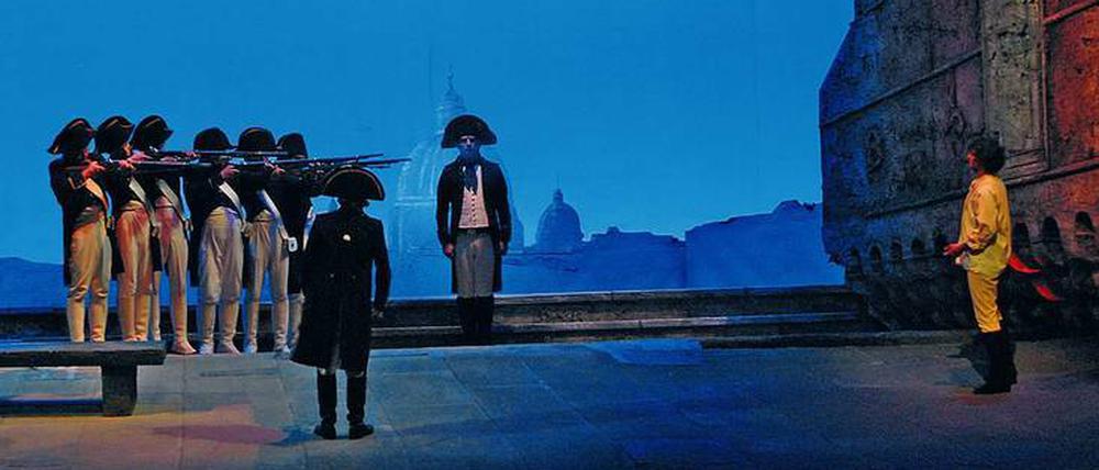 Ewige Stadt. Filippo Sanjusts Bühnenbilder für die „Tosca“ zeigen die römischen Originalschauplätze der Oper. Hier die Dachterrasse der Engelsburg.