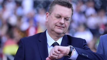 Was sagt die Uhr? Reinhard Grindel gerät immer mehr in die Bredouille.