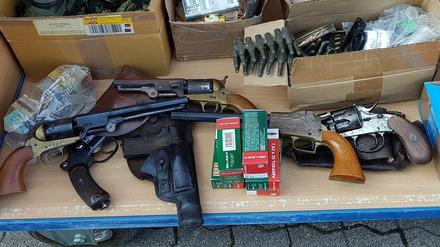 Die Polizei in Hannover hat bei einer Wohnungsdurchsuchung 51 Waffen beschlagnahmt.