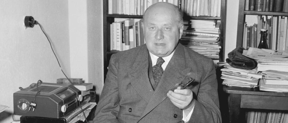 Arzt, Dichter, Liebhaber. Gottfried Benn in seinem Büro im August 1953, drei Jahre vor seinem Tod. 