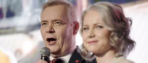 Der Vorsitzende der Sozialdemokraten, Antti Rinne, mit seiner Frau Heta Ravolainen-Rinne am Sonntag bei der Wahlparty in Helsinki.