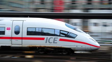 Die Schäden am Zug (hier ein Archivbild) werden in Frankfurt am Main untersucht.