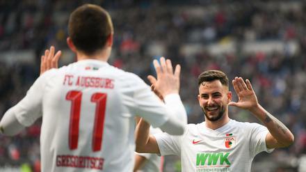 Gut gemacht. Die Augsburger Torschützen Michael Gregoritsch (l) und Marco Richter jubeln nach Gregoritschs Tor zum 1:3. 