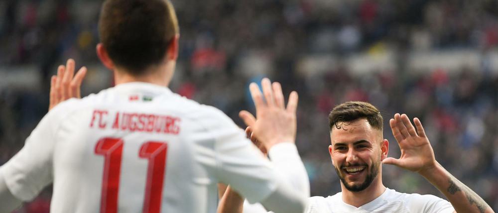 Gut gemacht. Die Augsburger Torschützen Michael Gregoritsch (l) und Marco Richter jubeln nach Gregoritschs Tor zum 1:3. 