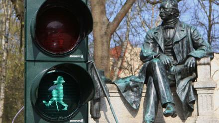 Doppelter Fontane. In Neuruppin ist der Dichter als Bronzefigur und als Ampelmännchen zu sehen.