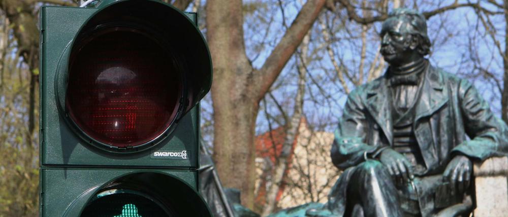 Doppelter Fontane. In Neuruppin ist der Dichter als Bronzefigur und als Ampelmännchen zu sehen.