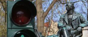 Doppelter Fontane. In Neuruppin ist der Dichter als Bronzefigur und als Ampelmännchen zu sehen.