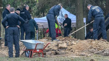 Einsatzkräfte der Polizei graben an einem möglichen Ablageort einer Mädchenleiche nahe Flossenbürg. 