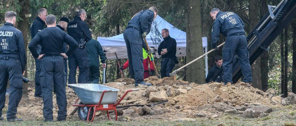 Einsatzkräfte der Polizei graben an einem möglichen Ablageort einer Mädchenleiche nahe Flossenbürg. 