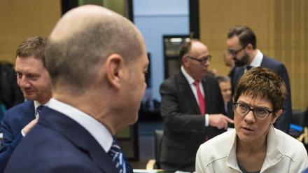 Wer wird das Rennen machen? Annegret Kramp-Karrenbauer (CDU) oder Olaf Scholz (SPD)? 