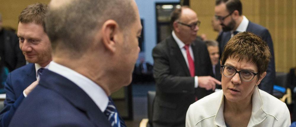 Wer wird das Rennen machen? Annegret Kramp-Karrenbauer (CDU) oder Olaf Scholz (SPD)?