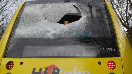 Ein Gullydeckel traf einen Zuges der Hessischen Landsbahn. 