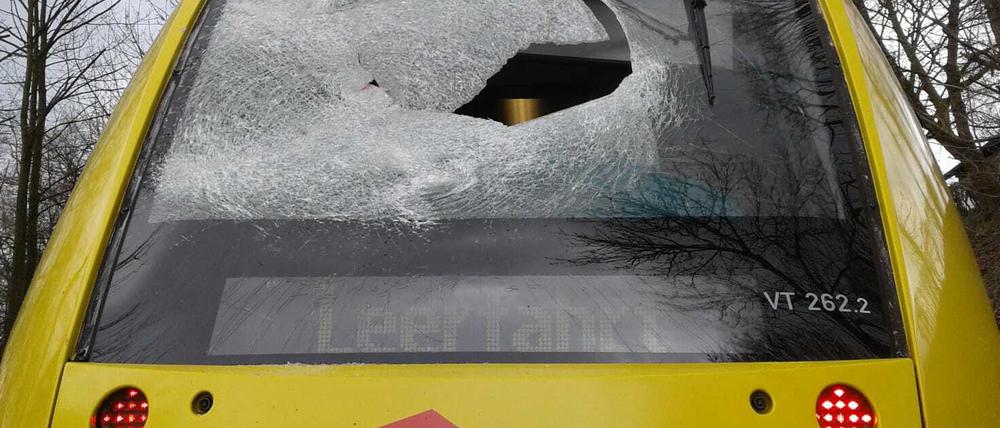 Ein Gullydeckel traf einen Zuges der Hessischen Landsbahn.