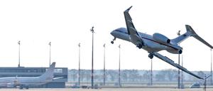 Ein Jet vom Typ Global 5000 der Flugbereitschaft der Bundesregierung taumelt vor der Notlandung auf dem Flughafen Schönefeld. 