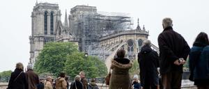 Menschen kommen am Dienstag zur Kathedrale, halten inne.