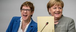 Annegret Kramp-Karrenbauer (l), Bundesvorsitzende der CDU, lacht neben Bundeskanzlerin Angela Merkel (CDU)