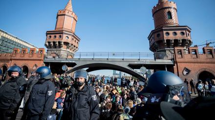 Rund 300 Menschen blockieren die Oberbaumbrücke bei einer Kundgebung der Bewegung "Extinction Rebellion". 