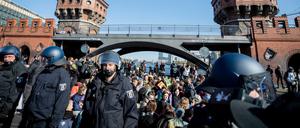 Rund 300 Menschen blockieren die Oberbaumbrücke bei einer Kundgebung der Bewegung "Extinction Rebellion". 
