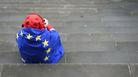 Ein Demonstrant von "Pulse of Europe" am Gendarmenmarkt in Berlin.