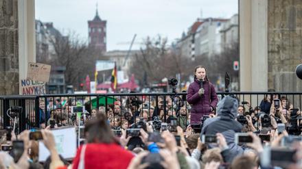 Die schwedische Schülerin Greta Thunberg spricht bei der Klimademonstration "Fridays for Future" am Brandenburger Tor. 