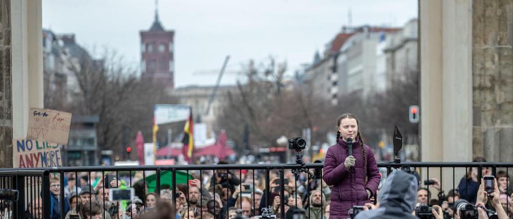 Die schwedische Schülerin Greta Thunberg spricht bei der Klimademonstration "Fridays for Future" am Brandenburger Tor. 
