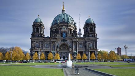 Der Berliner Dom - ein Wahrzeichen Berlins. Experten halten ihn für brandsicher, weil er überwiegend aus Stahl, Beton und Mauerwerk besteht - es gibt im Gebäude viel weniger Holzkonstruktionen als in Notre-Dame.  
