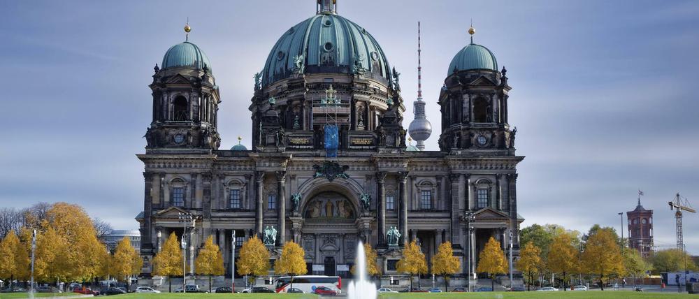 Der Berliner Dom - ein Wahrzeichen Berlins. Experten halten ihn für brandsicher, weil er überwiegend aus Stahl, Beton und Mauerwerk besteht - es gibt im Gebäude viel weniger Holzkonstruktionen als in Notre-Dame.  