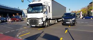 Die beiden gelb markierten Spuren über den Innsbrucker Platz sind sehr schmal, es wird deshalb viel gehupt.