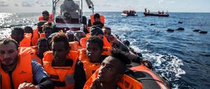 Migranten aus Libyen auf der Fahrt über das Mittelmeer. 