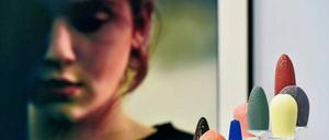 Nahsicht. Blick in die Koje der Roslyn Oxley9 Gallery mit einem Foto von Bill Henson und Objekten von Angela Brennan.