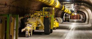Maschinen stehen unter Tage im ehemaligen Erkundungsbergwerk in Gorleben.