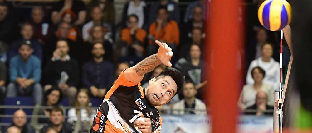 Immer feste drauf. Bei den Volleys mit Samuel Tuia lief am Samstag fast alles nach Wunsch.