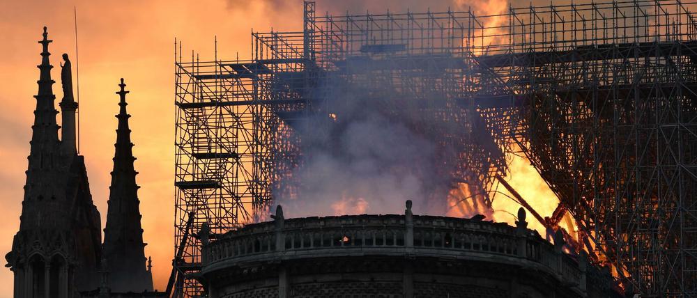 Flammen und Rauch steigen aus der Kathedrale Notre Dame auf.