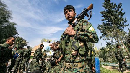Kurdische Kämpfer nach dem Sieg über das IS-Kalifat in Syrien.