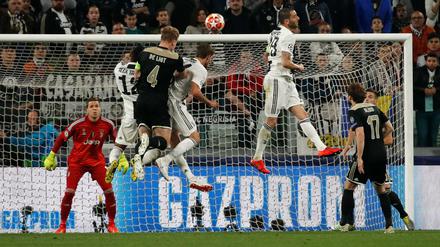 Höher, stärker, besser. Matthijs de Ligt erzielte das goldene Tor für Ajax nach einem Eckball. Zwei Turiner konnten ihn nicht daran hindern.