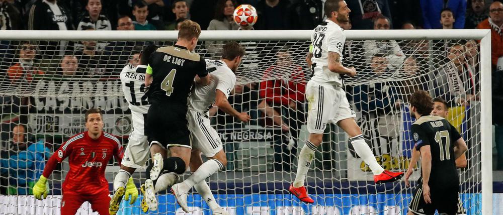 Höher, stärker, besser. Matthijs de Ligt erzielte das goldene Tor für Ajax nach einem Eckball. Zwei Turiner konnten ihn nicht daran hindern.