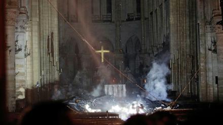 Rauch steigt nach dem Brand im Inneren von Notre-Dame über dem Altar auf. 