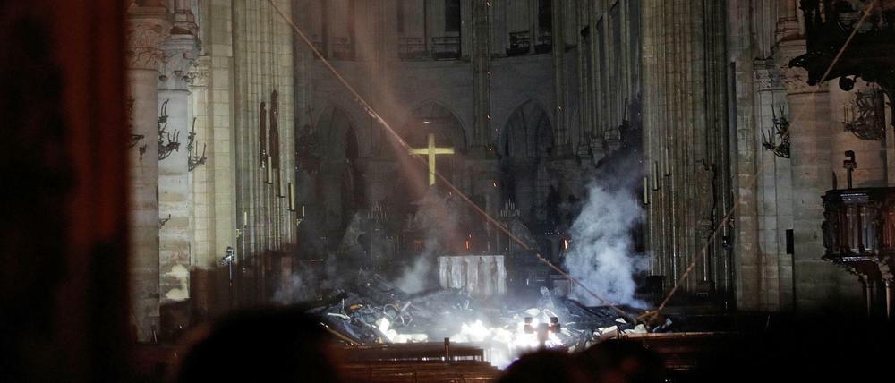 Rauch steigt nach dem Brand im Inneren von Notre-Dame über dem Altar auf.