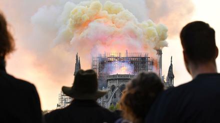 Zahlreiche Menschen in Paris verfolgten den Brand der Kathedrale vor Ort. 